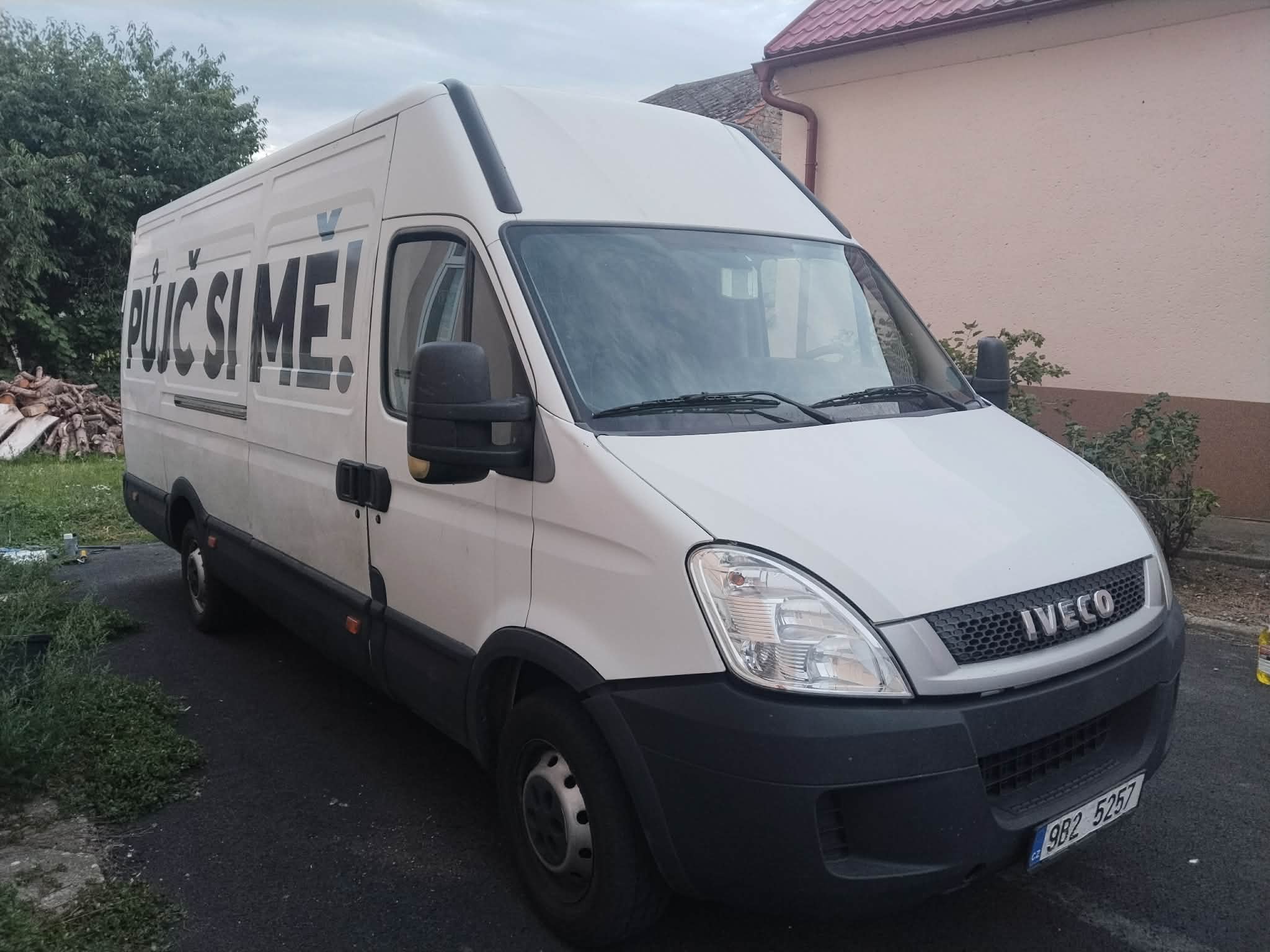Iveco Daily - pohled zepředu a z boku