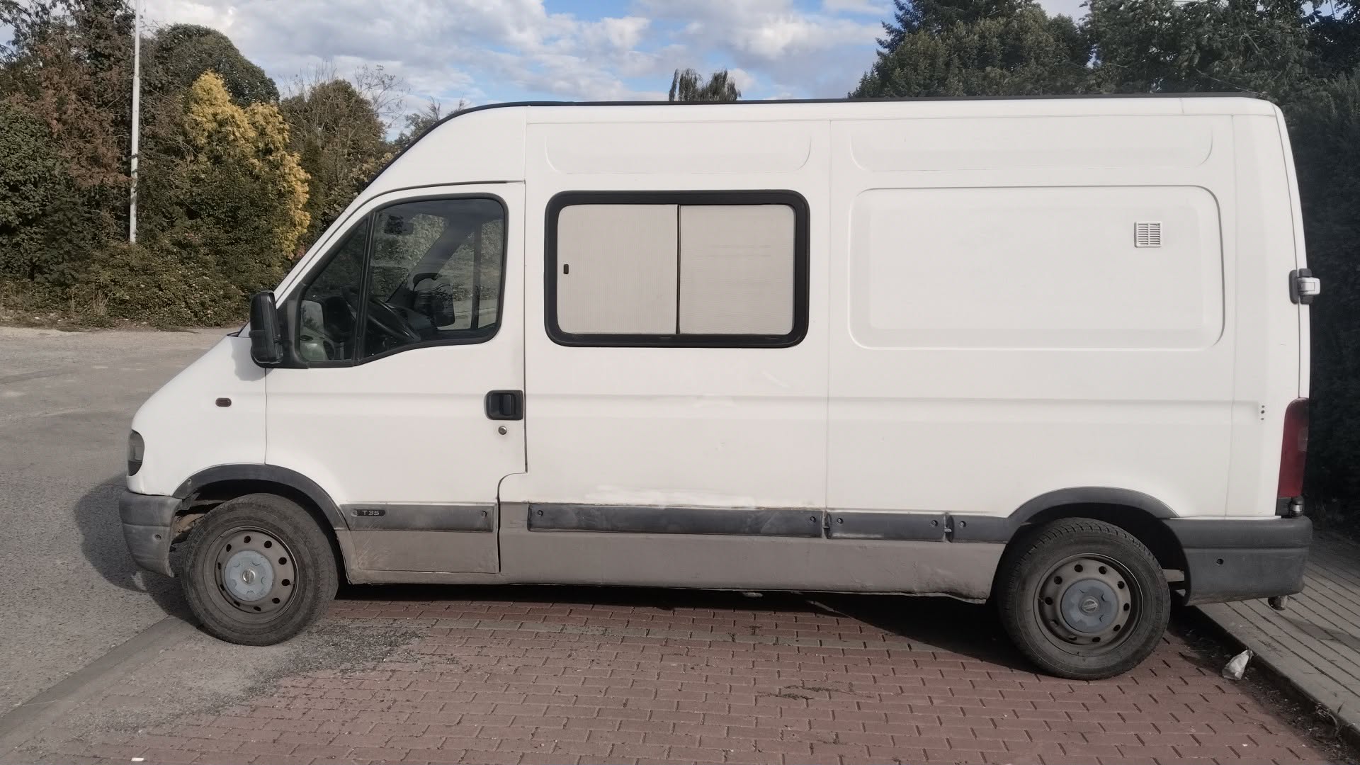 Nissan Interstar - boční pohled
